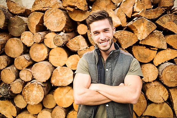 포토 JPG 주간 서양인 나무 응시 남자 한명 서기 미소 사람 상반신 20대 성인 야외 앞모습 팔짱 숲 통나무 체코 벌목 벌목작업 임업 성인남자한명만 국내포토 자연요소 외국인 식물 1 시선 유럽 산업 뷰포인트 모션 표정 청년 남자한명만 성인남자만 파일형식