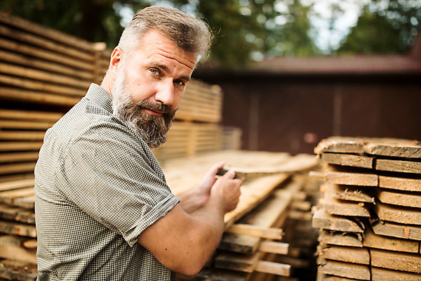 포토 JPG 주간 서양인 나무 응시 남자 40대 중년 한명 서기 들기 사람 상반신 성인 야외 옆모습 숲 통나무 체코 나무조각 벌목 벌목작업 임업 중년남자한명만 국내포토 자연요소 외국인 식물 1 시선 유럽 산업 뷰포인트 모션 목재 남자한명만 중년남자만 파일형식