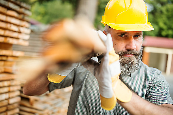 포토 JPG 주간 서양인 나무 응시 남자 40대 중년 한명 서기 들기 사람 상반신 성인 야외 앞모습 숲 안전모 헬멧 통나무 체코 나무조각 벌목 벌목작업 임업 중년남자한명만 국내포토 자연요소 외국인 식물 1 시선 유럽 산업 뷰포인트 모션 목재 안전장비 보호장비 남자한명만 중년남자만 파일형식