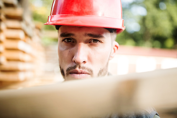 포토 JPG 주간 서양인 나무 응시 남자 한명 서기 들기 사람 상반신 20대 성인 야외 앞모습 숲 안전모 헬멧 통나무 체코 나무조각 벌목 벌목작업 임업 성인남자한명만 국내포토 자연요소 외국인 식물 1 시선 유럽 산업 뷰포인트 모션 청년 목재 안전장비 보호장비 남자한명만 성인남자만 파일형식