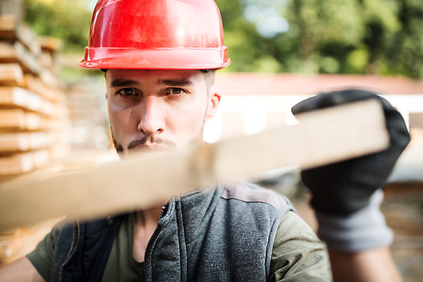 포토 JPG 주간 서양인 나무 응시 남자 장갑 한명 서기 들기 사람 상반신 20대 성인 야외 앞모습 숲 안전모 헬멧 통나무 체코 나무판자 나무조각 벌목 벌목작업 임업 성인남자한명만 국내포토 자연요소 외국인 식물 1 시선 잡화 유럽 산업 뷰포인트 모션 청년 목재 안전장비 보호장비 남자한명만 성인남자만 파일형식