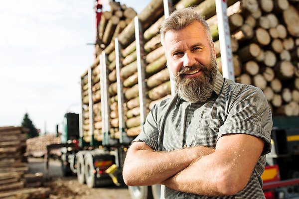 포토 JPG 주간 서양인 나무 응시 남자 40대 중년 한명 서기 미소 사람 상반신 성인 야외 앞모습 팔짱 숲 통나무 체코 벌목 벌목작업 임업 중년남자한명만 국내포토 자연요소 외국인 식물 1 시선 유럽 산업 뷰포인트 모션 표정 남자한명만 중년남자만 파일형식