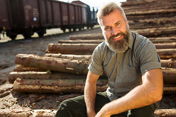 포토 JPG 주간 서양인 나무 응시 남자 40대 중년 한명 미소 사람 앉기 상반신 성인 야외 앞모습 숲 통나무 체코 벌목 벌목작업 임업 중년남자한명만 국내포토 자연요소 외국인 식물 1 시선 유럽 산업 뷰포인트 모션 표정 남자한명만 중년남자만 파일형식