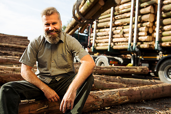 포토 JPG 주간 서양인 나무 응시 남자 40대 중년 한명 미소 사람 앉기 상반신 성인 야외 앞모습 숲 통나무 체코 벌목 벌목작업 임업 중년남자한명만 국내포토 자연요소 외국인 식물 1 시선 유럽 산업 뷰포인트 모션 표정 남자한명만 중년남자만 파일형식