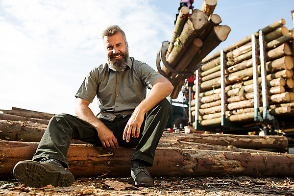 포토 JPG 주간 전신 서양인 나무 응시 남자 로우앵글 40대 중년 한명 미소 사람 앉기 성인 야외 앞모습 숲 통나무 체코 벌목 벌목작업 임업 중년남자한명만 국내포토 자연요소 외국인 식물 1 시선 유럽 산업 뷰포인트 모션 표정 남자한명만 중년남자만 파일형식