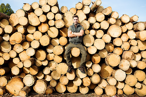 포토 JPG 주간 전신 서양인 나무 응시 남자 한명 미소 사람 앉기 20대 성인 야외 앞모습 팔짱 숲 통나무 체코 벌목 벌목작업 임업 성인남자한명만 국내포토 자연요소 외국인 식물 1 시선 유럽 산업 뷰포인트 모션 표정 청년 남자한명만 성인남자만 파일형식