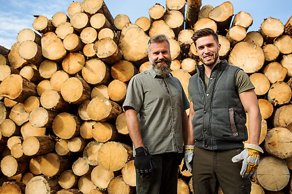포토 JPG 주간 서양인 나무 응시 남자 40대 중년 장갑 서기 미소 사람 상반신 20대 성인 야외 두명 앞모습 숲 통나무 체코 벌목 벌목작업 임업 성인남자만 국내포토 자연요소 외국인 식물 시선 잡화 유럽 산업 뷰포인트 모션 표정 청년 남자만 성인만 파일형식