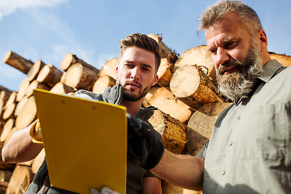 포토 JPG 주간 서양인 나무 응시 남자 40대 중년 장갑 서기 사람 상반신 20대 성인 야외 두명 옆모습 검지손가락 가리킴 숲 문서 파일 통나무 체코 벌목 벌목작업 임업 성인남자만 국내포토 자연요소 외국인 식물 시선 잡화 유럽 산업 뷰포인트 손가락 모션 손짓 청년 남자만 성인만 파일형식