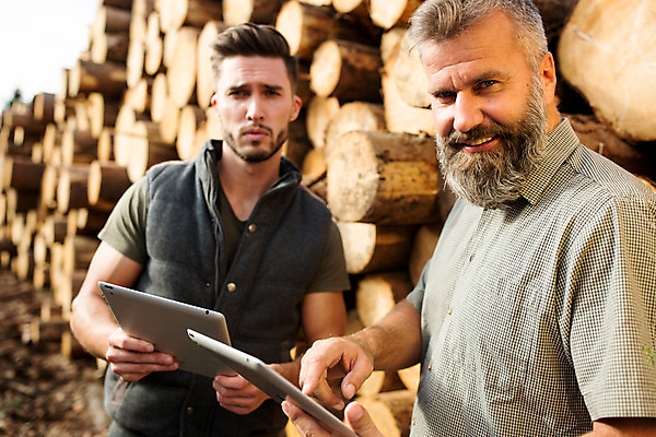 포토 JPG 주간 서양인 나무 응시 남자 40대 중년 서기 미소 들기 사람 상반신 20대 성인 야외 두명 옆모습 태블릿 검지손가락 가리킴 숲 통나무 체코 벌목 벌목작업 임업 성인남자만 국내포토 자연요소 외국인 식물 시선 유럽 산업 뷰포인트 손가락 모션 표정 손짓 청년 전자제품 스마트기기 남자만 성인만 파일형식