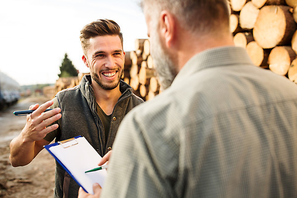 포토 JPG 주간 서양인 나무 남자 40대 중년 서기 미소 사람 상반신 20대 성인 야외 두명 앞모습 뒷모습 마주보기 숲 파일 통나무 체코 벌목 벌목작업 서류통 임업 성인남자만 국내포토 자연요소 외국인 식물 유럽 산업 뷰포인트 모션 표정 청년 사무용품 남자만 성인만 파일형식