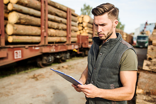 포토 JPG 주간 서양인 나무 응시 남자 한명 서기 사람 상반신 20대 성인 야외 옆모습 숲 문서 파일 통나무 체코 벌목 벌목작업 임업 성인남자한명만 국내포토 자연요소 외국인 식물 1 시선 유럽 산업 뷰포인트 모션 청년 남자한명만 성인남자만 파일형식