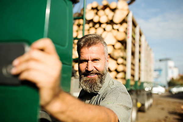 포토 JPG 주간 서양인 나무 응시 남자 40대 중년 한명 미소 사람 상반신 성인 야외 옆모습 문 트럭 잡기 숲 통나무 체코 벌목 벌목작업 임업 중년남자한명만 국내포토 자연요소 외국인 식물 1 시선 유럽 산업 뷰포인트 모션 자동차 표정 남자한명만 중년남자만 파일형식
