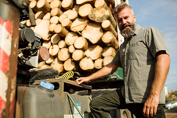 포토 JPG 주간 서양인 나무 응시 남자 40대 중년 한명 사람 상반신 성인 야외 옆모습 트럭 잡기 숲 통나무 체코 벌목 벌목작업 임업 중년남자한명만 국내포토 자연요소 외국인 식물 1 시선 유럽 산업 뷰포인트 모션 자동차 남자한명만 중년남자만 파일형식