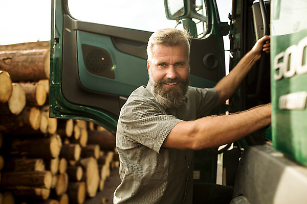 포토 JPG 주간 서양인 나무 응시 남자 40대 중년 한명 미소 사람 상반신 성인 야외 옆모습 문 트럭 잡기 숲 통나무 체코 벌목 벌목작업 임업 중년남자한명만 국내포토 자연요소 외국인 식물 1 시선 유럽 산업 뷰포인트 모션 자동차 표정 남자한명만 중년남자만 파일형식