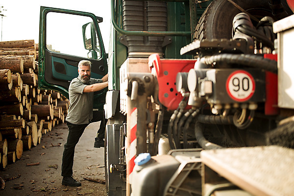 포토 JPG 주간 전신 서양인 나무 응시 남자 40대 중년 한명 미소 사람 성인 야외 옆모습 문 트럭 잡기 숲 통나무 체코 다리들기 벌목 벌목작업 임업 중년남자한명만 국내포토 자연요소 외국인 식물 1 시선 유럽 산업 뷰포인트 모션 자동차 표정 남자한명만 중년남자만 파일형식