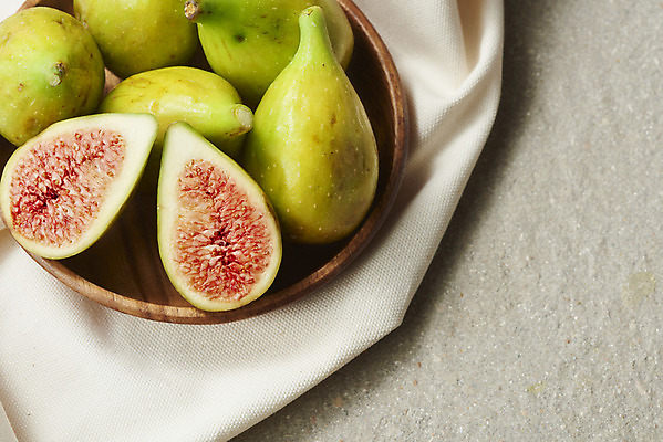 포토 JPG 스튜디오촬영 과일 자연 회색배경 단면 실내 누끼 사람없음 농작물 여러개 식탁보 신선 오브젝트 유기농 무화과 나무접시 안티에이징 변비예방 청무화과 국내포토 접시 웰빙 다수 백그라운드 농업 내부 회색 생태계 예방 변비 파일형식