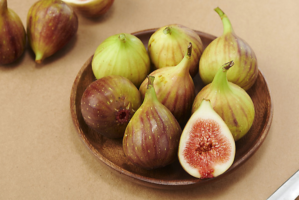 포토 JPG 스튜디오촬영 과일 자연 단면 실내 누끼 사람없음 농작물 여러개 신선 오브젝트 유기농 무화과 나무접시 안티에이징 베이지색배경 변비예방 청무화과 국내포토 접시 웰빙 다수 백그라운드 농업 내부 생태계 예방 베이지색 변비 파일형식