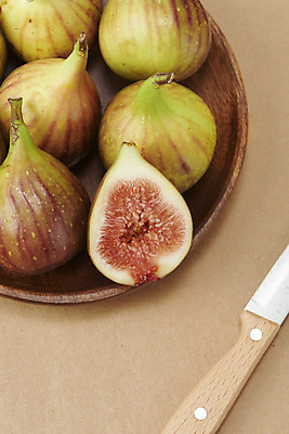 포토 JPG 스튜디오촬영 과일 자연 단면 실내 누끼 사람없음 농작물 여러개 신선 나이프 오브젝트 유기농 무화과 나무접시 안티에이징 베이지색배경 변비예방 청무화과 국내포토 식기 접시 웰빙 다수 백그라운드 농업 내부 칼 생태계 예방 베이지색 변비 파일형식