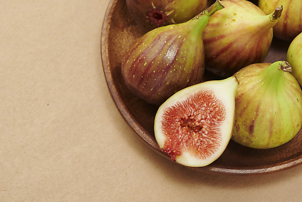 포토 JPG 스튜디오촬영 과일 자연 단면 실내 누끼 사람없음 농작물 여러개 신선 오브젝트 유기농 무화과 나무접시 안티에이징 베이지색배경 변비예방 청무화과 국내포토 접시 웰빙 다수 백그라운드 농업 내부 생태계 예방 베이지색 변비 파일형식