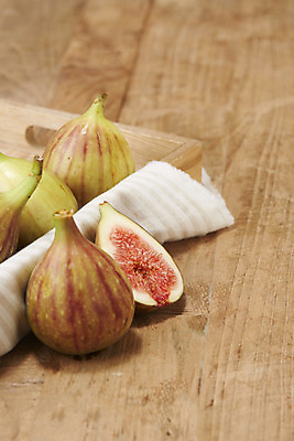 포토 JPG 스튜디오촬영 과일 자연 단면 실내 누끼 근접촬영 사람없음 농작물 여러개 식탁보 신선 오브젝트 유기농 무화과 나무쟁반 안티에이징 변비예방 청무화과 나무배경 국내포토 웰빙 뷰포인트 다수 백그라운드 농업 쟁반 내부 목재 생태계 예방 변비 파일형식