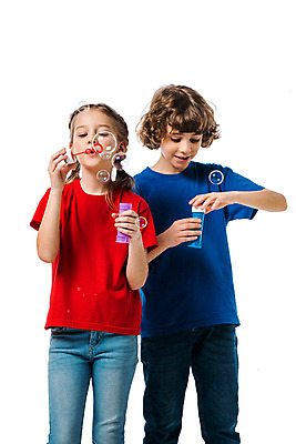 포토 JPG 스튜디오촬영 서양인 외국인 백인 여자 남자 문화 어린이 실내 누끼 사람 소녀 소년 상반신 두명 앞모습 10대 친구 컬러풀 글로벌 비눗방울 즐거움 흰배경 지구촌 비눗방울놀이 어린이만 국내포토 감정 뷰포인트 컬러 백그라운드 관계 청소년 놀이 인종 내부 흰색 파일형식