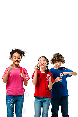 포토 JPG 스튜디오촬영 서양인 외국인 백인 여자 남자 문화 어린이 흑인 실내 서기 누끼 사람 소녀 소년 상반신 앞모습 10대 세명 친구 컬러풀 글로벌 비눗방울 즐거움 흰배경 지구촌 비눗방울놀이 어린이만 국내포토 감정 뷰포인트 컬러 백그라운드 관계 모션 청소년 놀이 인종 내부 흰색 파일형식