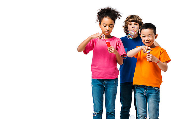 포토 JPG 스튜디오촬영 서양인 외국인 백인 여자 남자 문화 어린이 흑인 실내 서기 누끼 사람 동양인 소녀 소년 상반신 앞모습 10대 세명 친구 컬러풀 글로벌 비눗방울 즐거움 흰배경 지구촌 비눗방울놀이 어린이만 국내포토 감정 뷰포인트 컬러 백그라운드 관계 모션 청소년 놀이 인종 내부 흰색 파일형식