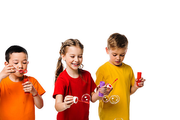 포토 JPG 스튜디오촬영 서양인 외국인 백인 여자 남자 문화 어린이 실내 서기 누끼 사람 동양인 소녀 소년 상반신 앞모습 세명 친구 컬러풀 글로벌 비눗방울 즐거움 흰배경 지구촌 비눗방울놀이 어린이만 국내포토 감정 뷰포인트 컬러 백그라운드 관계 모션 놀이 인종 내부 흰색 파일형식