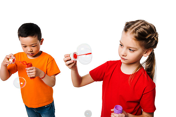 포토 JPG 스튜디오촬영 서양인 외국인 백인 여자 남자 문화 어린이 실내 누끼 사람 동양인 소녀 소년 상반신 두명 앞모습 옆모습 친구 하이앵글 컬러풀 글로벌 비눗방울 즐거움 흰배경 지구촌 비눗방울놀이 어린이만 국내포토 감정 뷰포인트 컬러 백그라운드 관계 놀이 인종 내부 흰색 파일형식