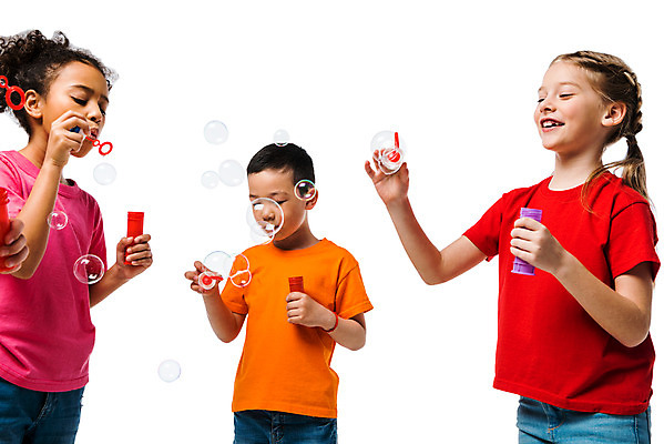 포토 JPG 스튜디오촬영 서양인 외국인 백인 여자 남자 문화 어린이 로우앵글 흑인 실내 서기 누끼 사람 동양인 소녀 소년 상반신 앞모습 옆모습 10대 세명 친구 컬러풀 글로벌 비눗방울 즐거움 흰배경 지구촌 비눗방울놀이 어린이만 국내포토 감정 뷰포인트 컬러 백그라운드 관계 모션 청소년 놀이 인종 내부 흰색 파일형식