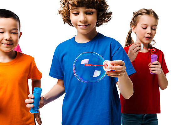 포토 JPG 스튜디오촬영 서양인 외국인 백인 여자 남자 문화 어린이 실내 서기 누끼 사람 동양인 소녀 소년 상반신 앞모습 10대 세명 친구 컬러풀 글로벌 비눗방울 즐거움 흰배경 지구촌 비눗방울놀이 어린이만 국내포토 감정 뷰포인트 컬러 백그라운드 관계 모션 청소년 놀이 인종 내부 흰색 파일형식