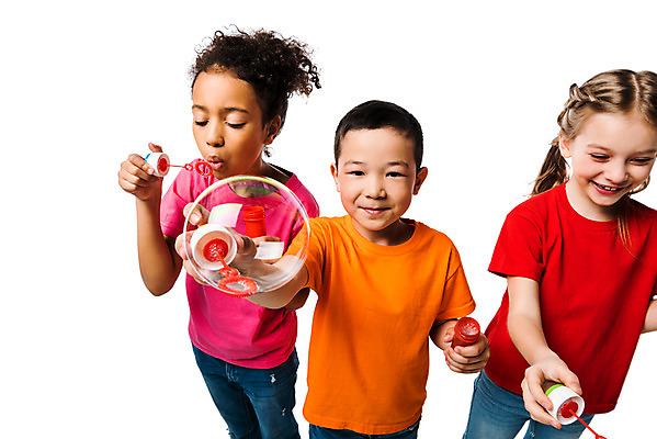 포토 JPG 스튜디오촬영 서양인 외국인 백인 여자 남자 문화 어린이 흑인 실내 서기 누끼 사람 동양인 소녀 소년 상반신 앞모습 10대 세명 친구 하이앵글 컬러풀 글로벌 비눗방울 즐거움 흰배경 지구촌 비눗방울놀이 어린이만 국내포토 감정 뷰포인트 컬러 백그라운드 관계 모션 청소년 놀이 인종 내부 흰색 파일형식