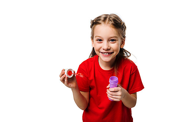 포토 JPG 스튜디오촬영 서양인 외국인 백인 여자 문화 어린이 실내 한명 서기 누끼 사람 소녀 상반신 앞모습 빨간색 글로벌 비눗방울 즐거움 흰배경 지구촌 비눗방울놀이 소녀한명만 국내포토 1 감정 뷰포인트 컬러 백그라운드 모션 놀이 인종 내부 흰색 여자한명만 소녀만 파일형식