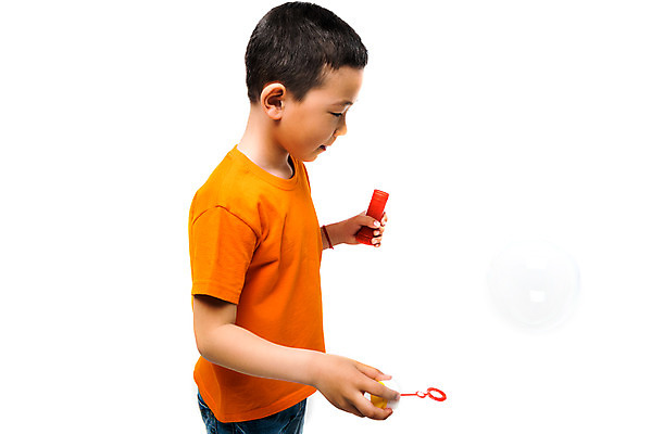 포토 JPG 스튜디오촬영 외국인 남자 문화 어린이 실내 한명 서기 누끼 사람 동양인 소년 상반신 옆모습 하이앵글 글로벌 주황색 비눗방울 즐거움 흰배경 지구촌 비눗방울놀이 소년한명만 국내포토 1 감정 뷰포인트 컬러 백그라운드 모션 놀이 인종 내부 흰색 남자한명만 소년만 파일형식