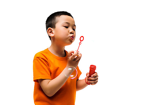 포토 JPG 스튜디오촬영 남자 문화 어린이 실내 한명 서기 누끼 사람 동양인 소년 상반신 옆모습 글로벌 주황색 비눗방울 즐거움 흰배경 지구촌 비눗방울놀이 소년한명만 국내포토 1 감정 뷰포인트 컬러 백그라운드 모션 놀이 인종 내부 흰색 남자한명만 소년만 파일형식