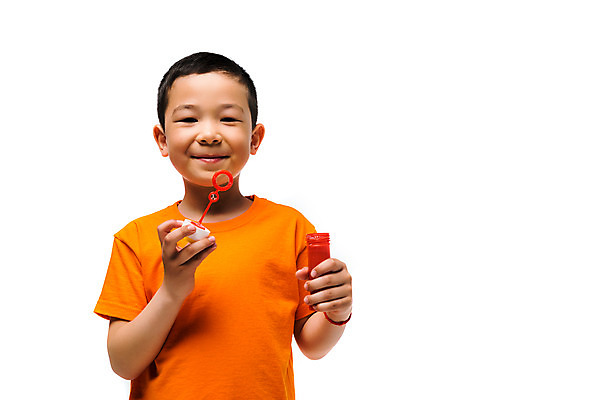 포토 JPG 스튜디오촬영 남자 문화 어린이 실내 한명 서기 누끼 사람 동양인 소년 상반신 앞모습 글로벌 주황색 비눗방울 즐거움 흰배경 지구촌 비눗방울놀이 소년한명만 국내포토 1 감정 뷰포인트 컬러 백그라운드 모션 놀이 인종 내부 흰색 남자한명만 소년만 파일형식