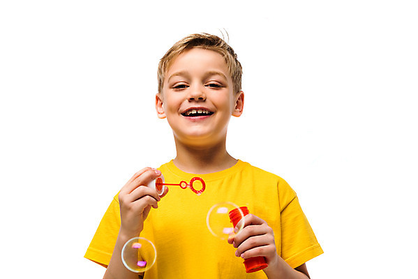 포토 JPG 스튜디오촬영 서양인 외국인 백인 남자 문화 어린이 실내 한명 서기 누끼 사람 소년 상반신 앞모습 글로벌 노란색 비눗방울 즐거움 흰배경 지구촌 비눗방울놀이 소년한명만 국내포토 1 감정 뷰포인트 컬러 백그라운드 모션 놀이 인종 내부 흰색 남자한명만 소년만 파일형식