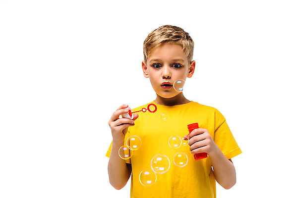 포토 JPG 스튜디오촬영 서양인 외국인 백인 남자 문화 어린이 실내 한명 서기 누끼 사람 소년 상반신 앞모습 글로벌 노란색 비눗방울 즐거움 흰배경 지구촌 비눗방울놀이 소년한명만 국내포토 1 감정 뷰포인트 컬러 백그라운드 모션 놀이 인종 내부 흰색 남자한명만 소년만 파일형식