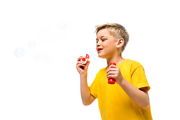 포토 JPG 스튜디오촬영 서양인 외국인 백인 남자 문화 어린이 로우앵글 실내 한명 서기 누끼 사람 소년 상반신 옆모습 글로벌 노란색 비눗방울 즐거움 흰배경 지구촌 비눗방울놀이 소년한명만 국내포토 1 감정 뷰포인트 컬러 백그라운드 모션 놀이 인종 내부 흰색 남자한명만 소년만 파일형식