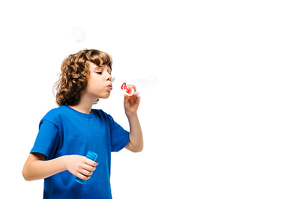 포토 JPG 스튜디오촬영 서양인 외국인 백인 남자 문화 어린이 실내 한명 서기 누끼 사람 소년 상반신 옆모습 10대 파란색 글로벌 비눗방울 즐거움 흰배경 지구촌 비눗방울놀이 소년한명만 국내포토 1 감정 뷰포인트 컬러 백그라운드 모션 청소년 놀이 인종 내부 흰색 남자한명만 소년만 파일형식