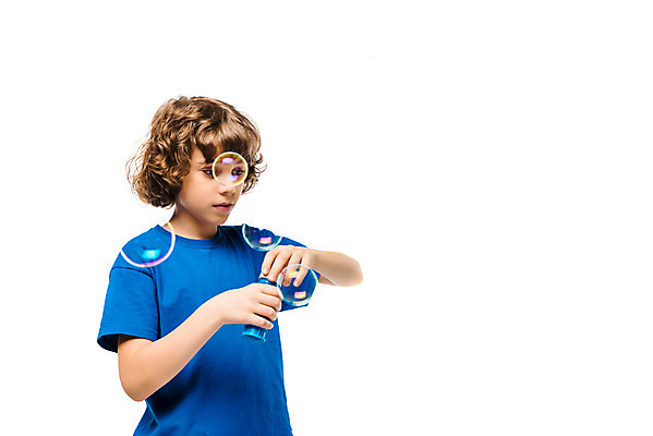 포토 JPG 스튜디오촬영 서양인 외국인 백인 남자 문화 어린이 실내 한명 서기 누끼 사람 소년 상반신 옆모습 10대 파란색 글로벌 비눗방울 즐거움 흰배경 지구촌 비눗방울놀이 소년한명만 국내포토 1 감정 뷰포인트 컬러 백그라운드 모션 청소년 놀이 인종 내부 흰색 남자한명만 소년만 파일형식