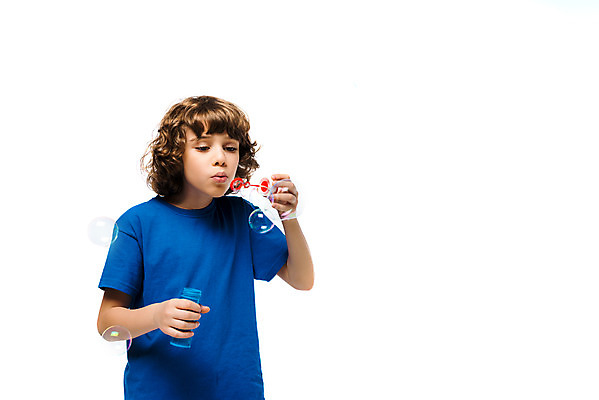 포토 JPG 스튜디오촬영 서양인 외국인 백인 남자 문화 어린이 실내 한명 서기 누끼 사람 소년 상반신 앞모습 10대 파란색 글로벌 비눗방울 즐거움 흰배경 지구촌 비눗방울놀이 소년한명만 국내포토 1 감정 뷰포인트 컬러 백그라운드 모션 청소년 놀이 인종 내부 흰색 남자한명만 소년만 파일형식