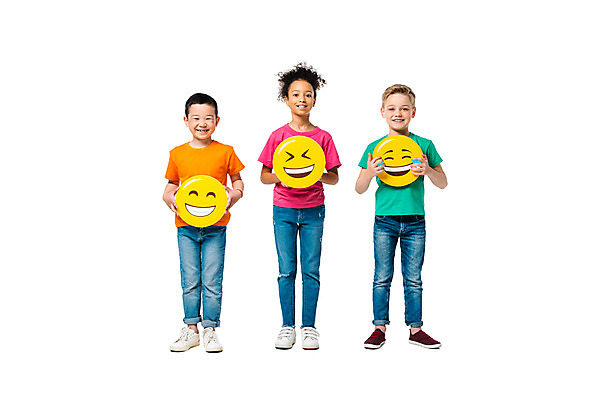 포토 JPG 스튜디오촬영 전신 서양인 외국인 백인 배너 여자 남자 문화 어린이 흑인 실내 표정 서기 들기 누끼 사람 동양인 소녀 소년 앞모습 10대 세명 친구 컬러풀 글로벌 즐거움 흰배경 지구촌 이모티콘 어린이만 국내포토 감정 뷰포인트 컬러 백그라운드 관계 모션 청소년 인종 내부 흰색 파일형식