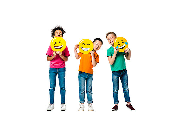 포토 JPG 스튜디오촬영 전신 서양인 외국인 백인 배너 여자 남자 문화 어린이 흑인 실내 표정 서기 들기 누끼 사람 동양인 소녀 소년 앞모습 10대 세명 친구 컬러풀 글로벌 즐거움 흰배경 지구촌 이모티콘 어린이만 국내포토 감정 뷰포인트 컬러 백그라운드 관계 모션 청소년 인종 내부 흰색 파일형식