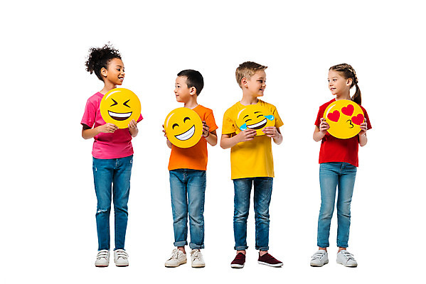 포토 JPG 스튜디오촬영 전신 서양인 외국인 백인 배너 여자 남자 문화 어린이 흑인 실내 표정 서기 들기 누끼 사람 동양인 소녀 소년 여러명 앞모습 친구 컬러풀 글로벌 마주보기 즐거움 흰배경 지구촌 이모티콘 어린이만 국내포토 감정 뷰포인트 컬러 다수 백그라운드 관계 모션 인종 내부 흰색 파일형식