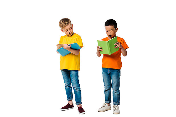 포토 JPG 스튜디오촬영 전신 서양인 외국인 백인 남자 문화 어린이 실내 서기 누끼 사람 동양인 소년 두명 앞모습 책 친구 컬러풀 글로벌 즐거움 흰배경 지구촌 소년만 국내포토 감정 뷰포인트 컬러 백그라운드 관계 모션 인종 내부 흰색 남자만 어린이만 파일형식