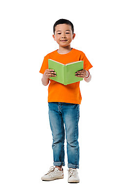 포토 JPG 스튜디오촬영 전신 외국인 남자 문화 어린이 실내 한명 서기 누끼 사람 동양인 소년 앞모습 책 글로벌 주황색 즐거움 흰배경 지구촌 소년한명만 국내포토 1 감정 뷰포인트 컬러 백그라운드 모션 인종 내부 흰색 남자한명만 소년만 파일형식