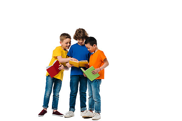 포토 JPG 스튜디오촬영 전신 서양인 외국인 백인 남자 문화 어린이 실내 서기 누끼 사람 동양인 소년 앞모습 옆모습 10대 책 세명 친구 컬러풀 글로벌 즐거움 흰배경 지구촌 소년만 국내포토 감정 뷰포인트 컬러 백그라운드 관계 모션 청소년 인종 내부 흰색 남자만 어린이만 파일형식