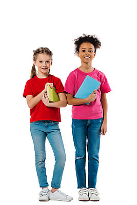 포토 JPG 스튜디오촬영 전신 서양인 외국인 백인 여자 문화 어린이 흑인 실내 서기 누끼 사람 소녀 두명 앞모습 10대 책 친구 컬러풀 글로벌 즐거움 흰배경 지구촌 소녀만 국내포토 감정 뷰포인트 컬러 백그라운드 관계 모션 청소년 인종 내부 흰색 여자만 어린이만 파일형식