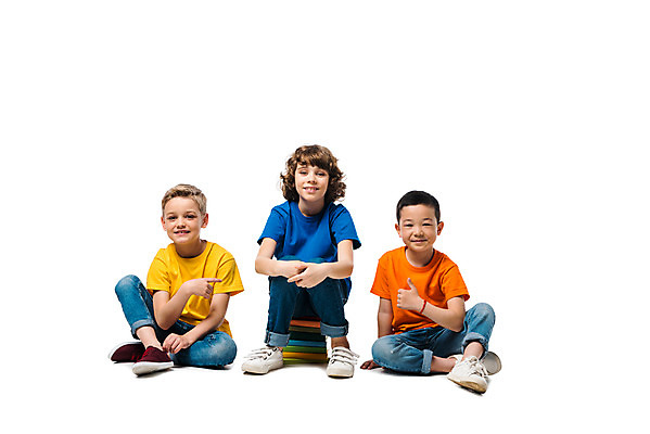 포토 JPG 스튜디오촬영 전신 서양인 외국인 백인 남자 문화 어린이 실내 누끼 사람 앉기 동양인 소년 앞모습 10대 책 세명 친구 컬러풀 글로벌 즐거움 흰배경 지구촌 소년만 국내포토 감정 뷰포인트 컬러 백그라운드 관계 모션 청소년 인종 내부 흰색 남자만 어린이만 파일형식